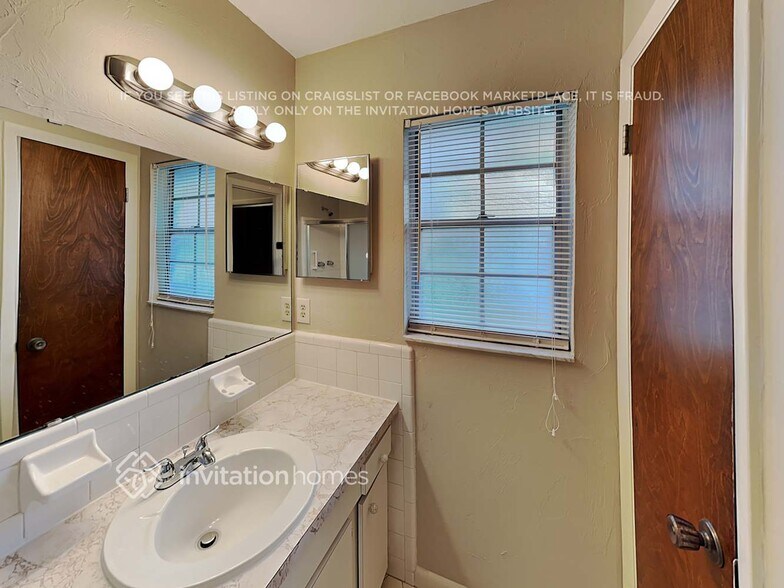 Building Photo - 6906 16th Ave Dr W