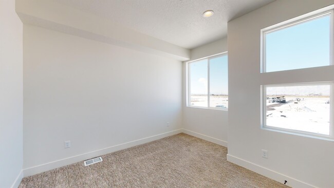 Building Photo - 539 W 1810 N