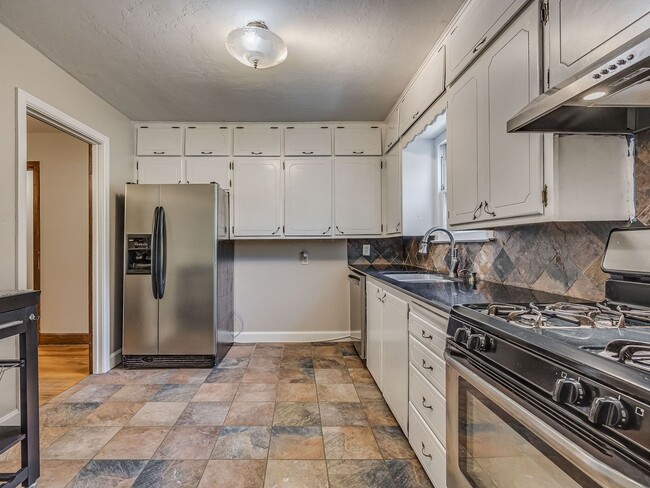 Building Photo - Super cute 3 bedroom bungalow