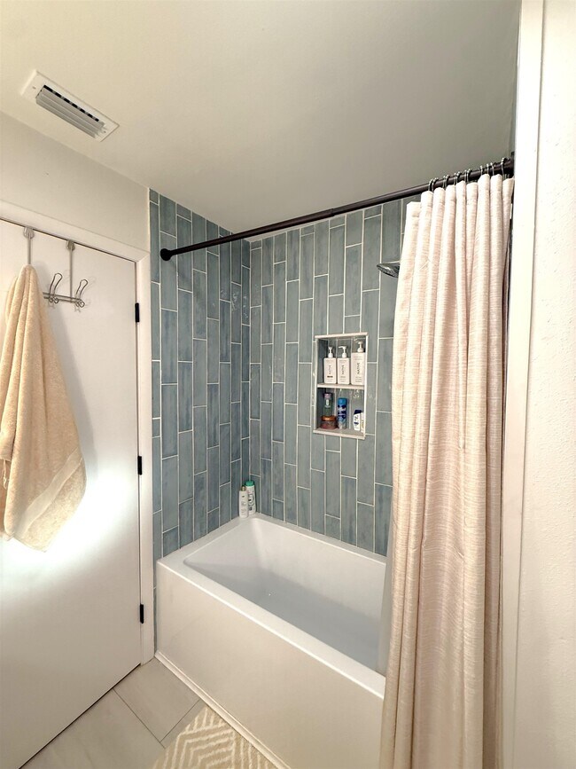 Building Photo - 629 Dart St