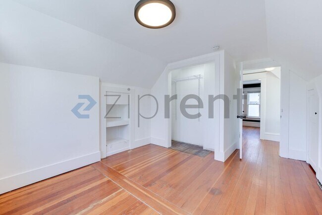 Building Photo - 2038 8th Ave N