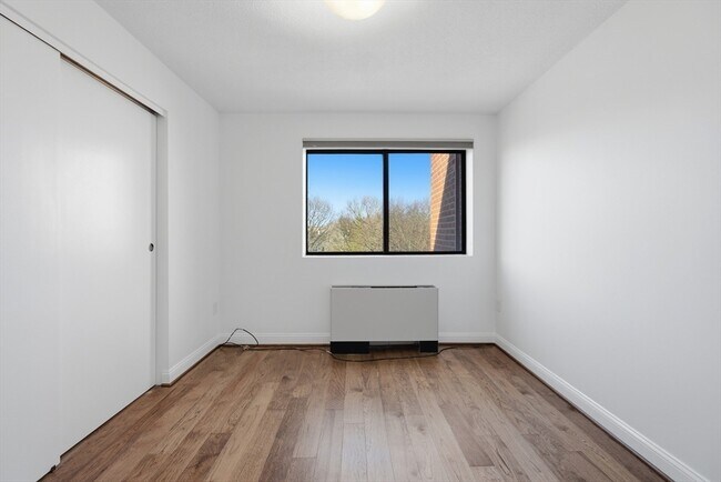 Building Photo - 2 Summit Dr