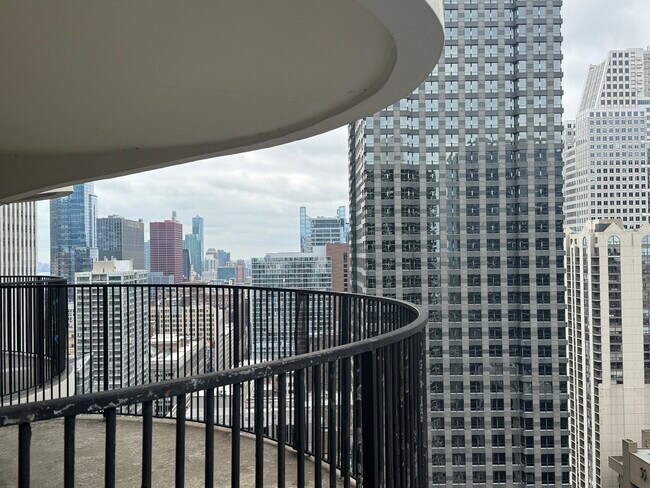 Building Photo - 300 N State St