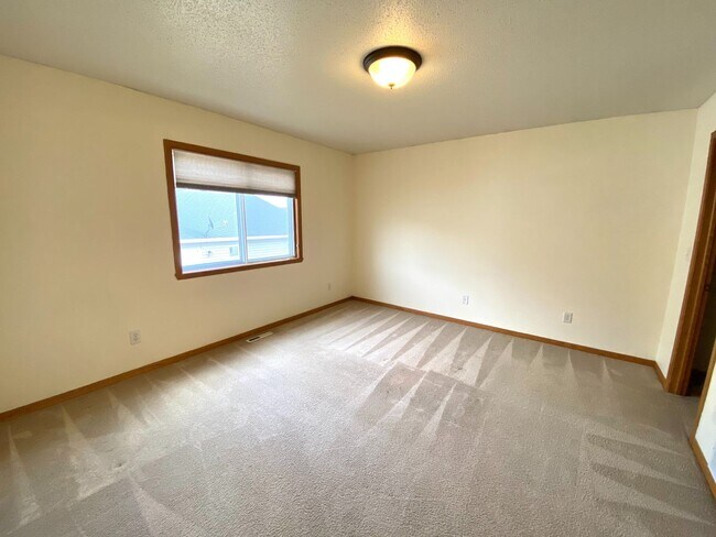 Building Photo - 3 bed Twinhome!!