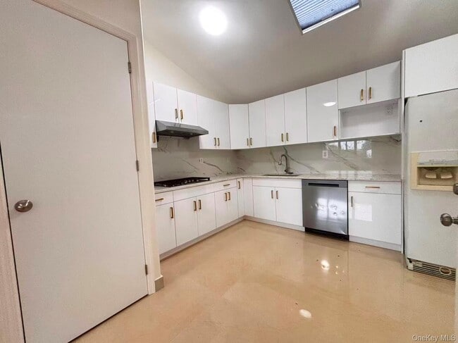 Building Photo - 61-45 Parsons Blvd