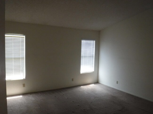 Building Photo - CUTE 2 BEDROOM/2 BATH HOME WITH FENCED IN ...