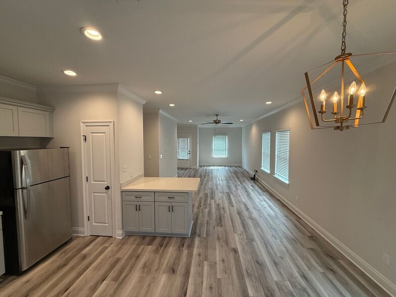 Building Photo - 57415 Oak Ave