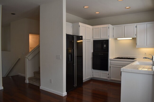 Building Photo - 2 Bed/ 2.5 Bath- Dual Master Townhome in U...
