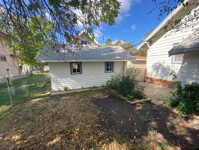Building Photo - 1317 W 9th St