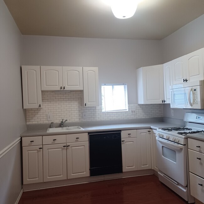 Kitchen - 4096 Concordia Ave