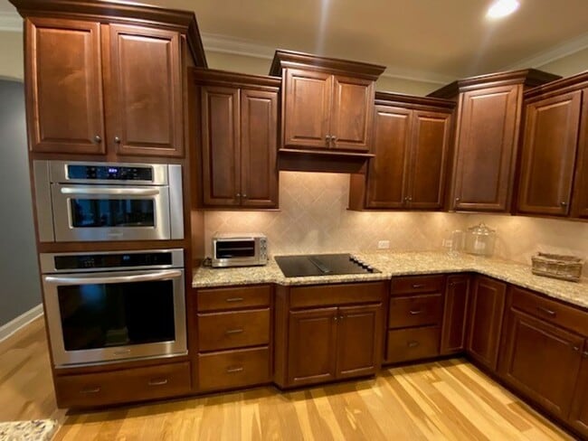 Building Photo - Beautiful Fully Furnished 3 bed 2 bath hom...