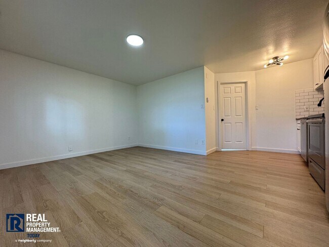 Building Photo - Renovated 1BR w/ Patio, Yard Access & Pet-Friendly Living!