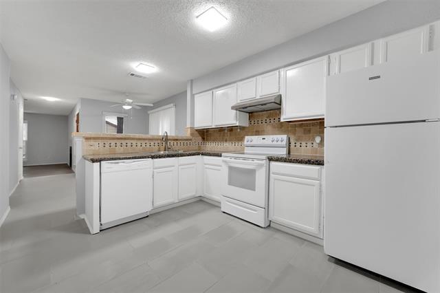 Building Photo - 2111 E Belt Line Rd