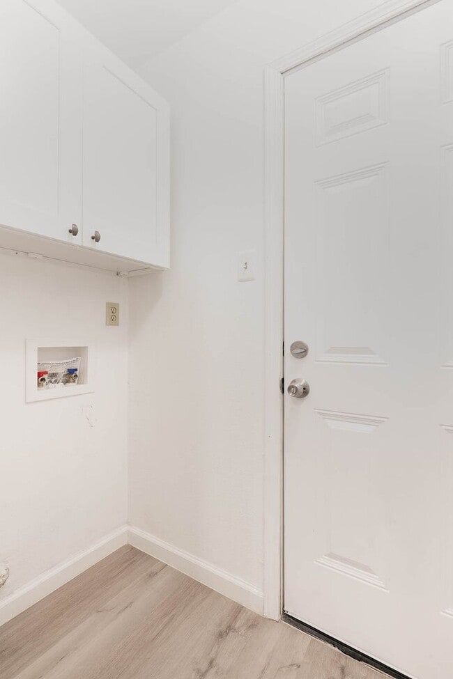 Building Photo - Leon Valley~Spacious 2 Bedroom~Updated Kitchen with Stainless Steel Appliances~2 Car Garage~Backyard