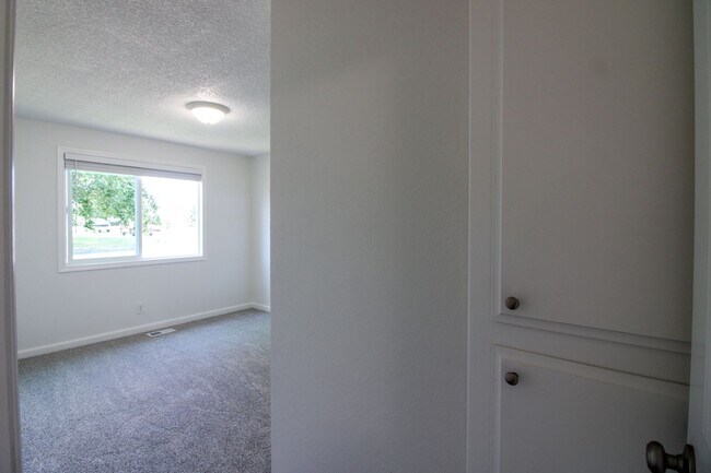Building Photo - 1488 Warbler Dr SE