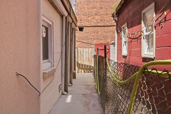 Building Photo - 420-A S Regester St