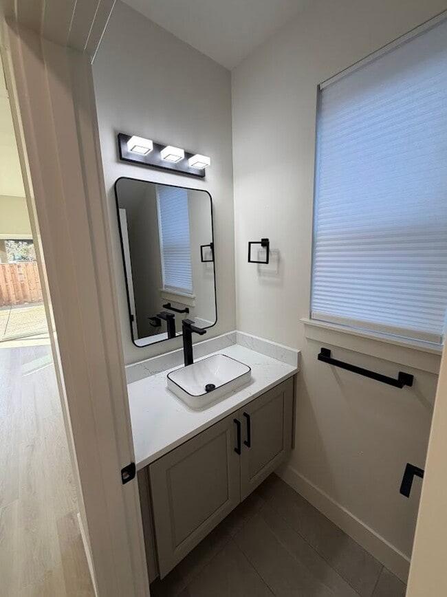 Building Photo - Modern Living Duplex in Keizer