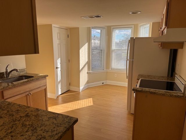 Building Photo - 404 W State St