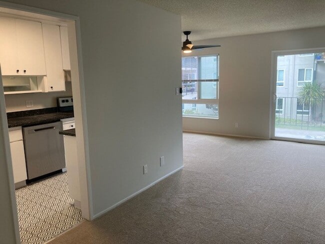 Building Photo - Updated extra large one bedroom at Woodlake