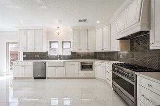 Building Photo - 207 Victoria Way