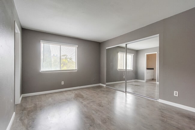 Building Photo - Spacious 3 Bedroom Condo Available for Move In May 1st