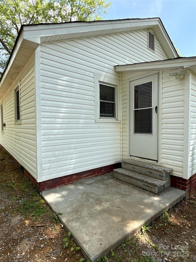 Building Photo - 831 Cason St