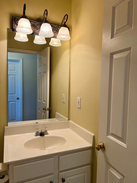 Building Photo - 205 Wellisford Ct