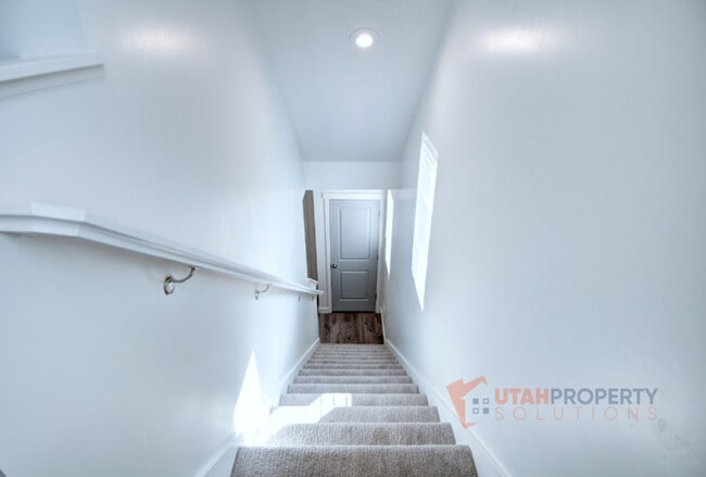 Building Photo - 1057 W 400 S