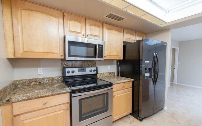 Building Photo - 2439 E Del Rio Dr