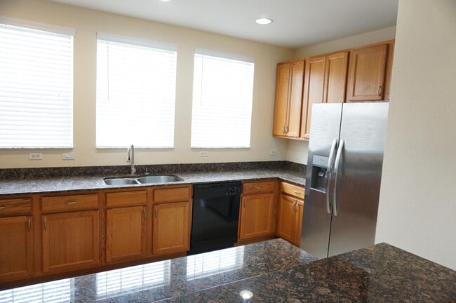 Building Photo - 883 Millbrae Ct