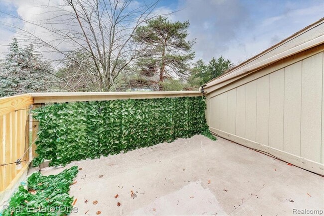 Building Photo - 1631 S Hill Blvd