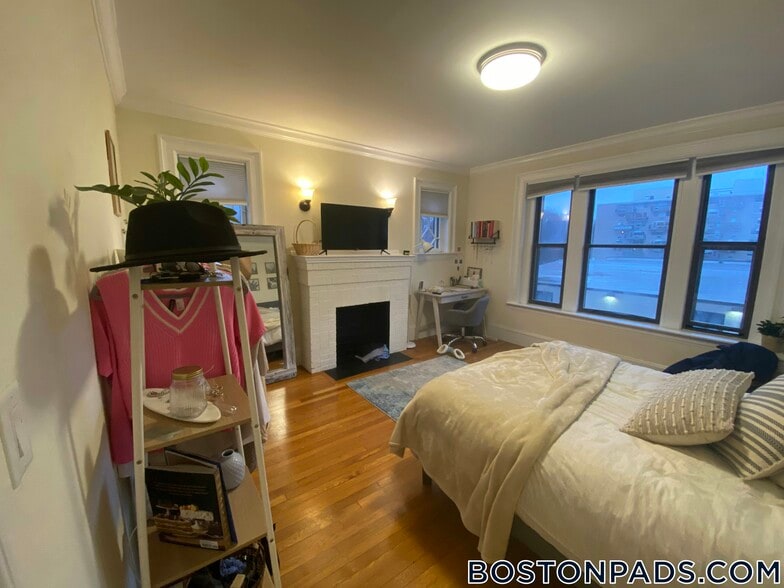 Building Photo - 448 Park Dr