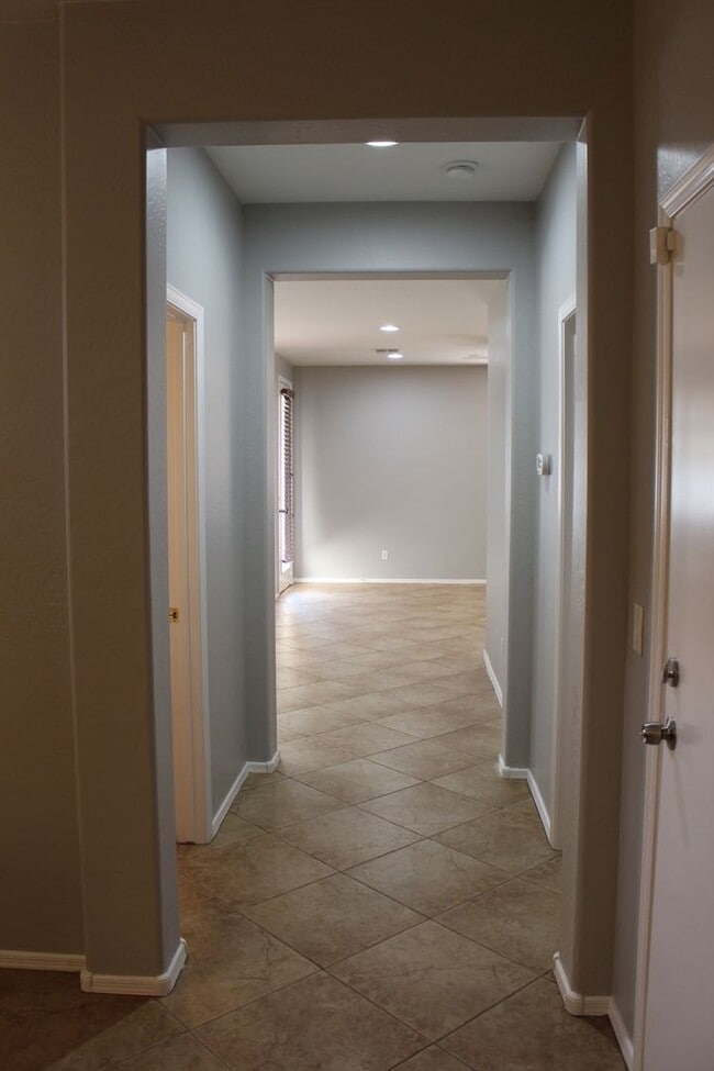 Building Photo - Large 4 bedroom home in Power Ranch