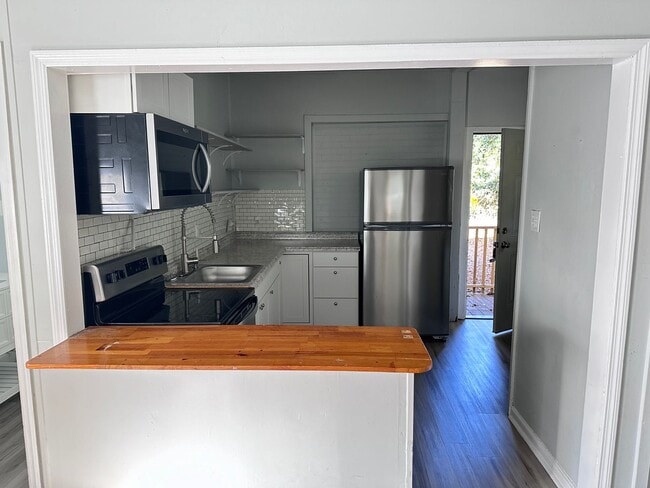 Building Photo - Charming Studio Apartment Close to the Mas...