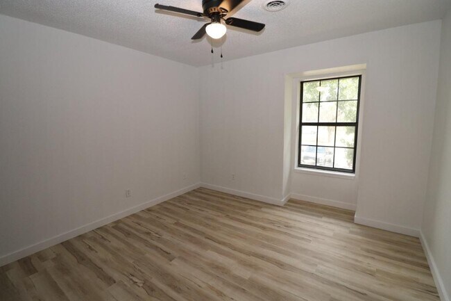 Building Photo - 1221 S Park Ave