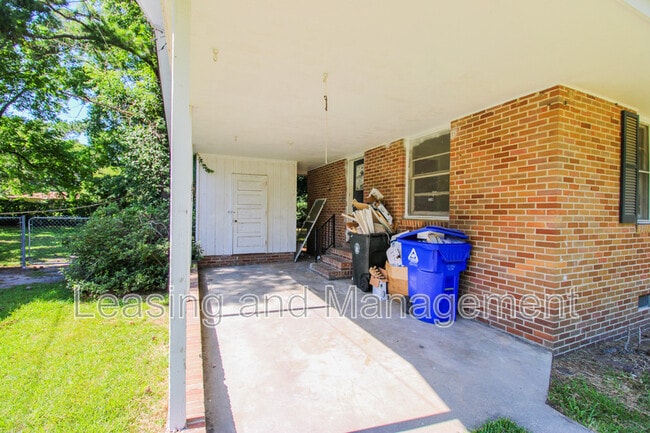 Building Photo - 1428 N Sherwood Dr
