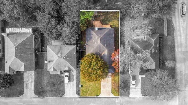 Building Photo - Well-maintained home located near Lake Conroe, offering the perfect balance of comfort & convenie...