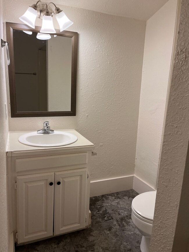 Building Photo - 2 BEDROOM HOUSE READY FOR YOU!