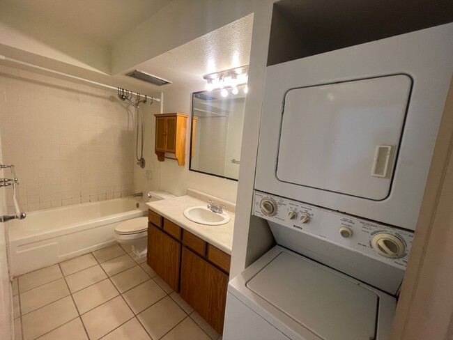 Building Photo - 2 Bedroom 1.5 Bathroom at Keoni Ana Waikik...