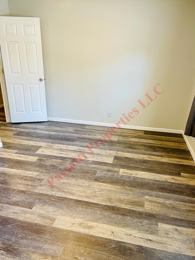 Building Photo - 913 E Emerson St