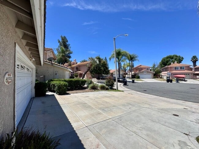 Building Photo - Spacious 4 Bedroom Home with Expansive Bac...