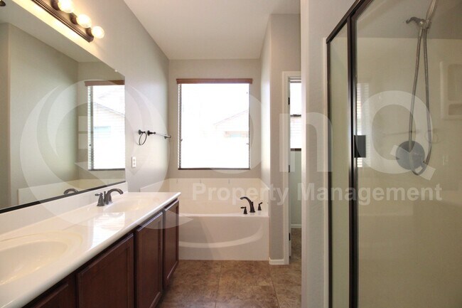 Building Photo - 4072 E Cherry Hills Dr
