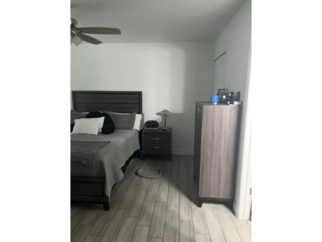 Building Photo - Annual Unfurnished! 1 Bedroom 1 bath SW Cape! Available Now!