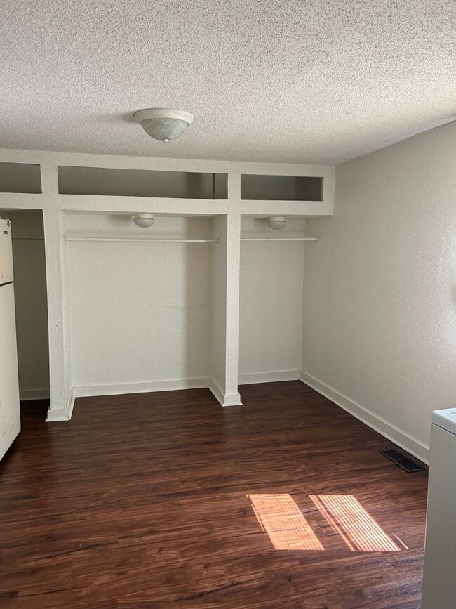 Building Photo - Close to town 2 Bedroom 1 Bath