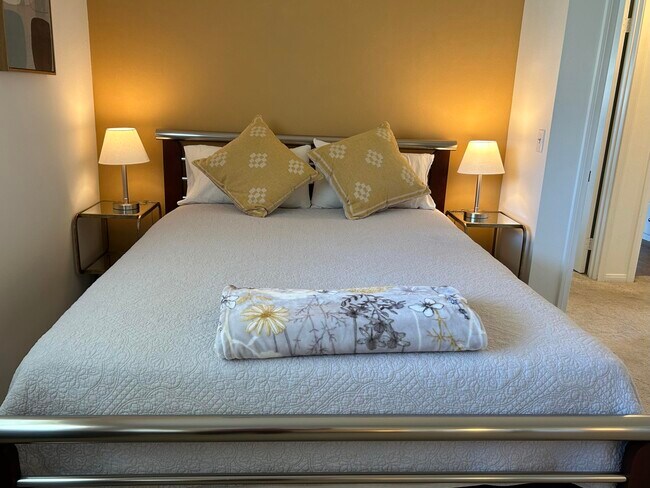 Building Photo - 1900 S Palm Canyon Dr