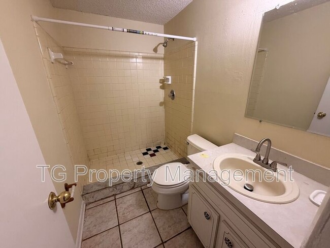 Building Photo - 7045 Prellie St