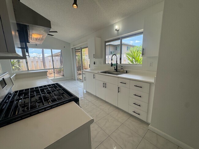Building Photo - 91-1003-1003 Keoneae Pl