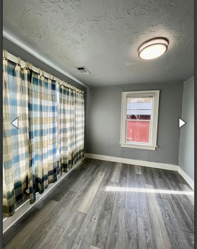 Building Photo - Available Now! Pet-Friendly Updated 2 Bedr...