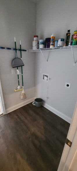 Building Photo - 160 River Glen Dr