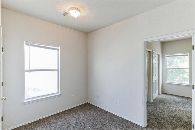 Building Photo - 1107 E 3rd St